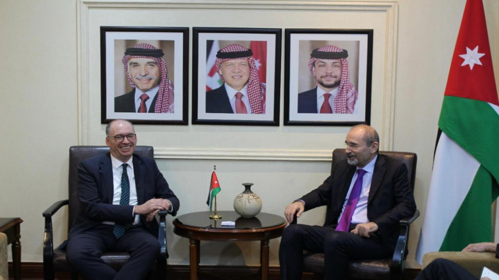 لقاء نائب رئيس الوزراء وزير الخارجية وشؤون المغتربين أيمن الصفدي مع وزير الدولة في وزارة التعاون الاقتصادي والتنمية الاتحادية الألمانية نيلز آنين. (وزارة الخارجية)