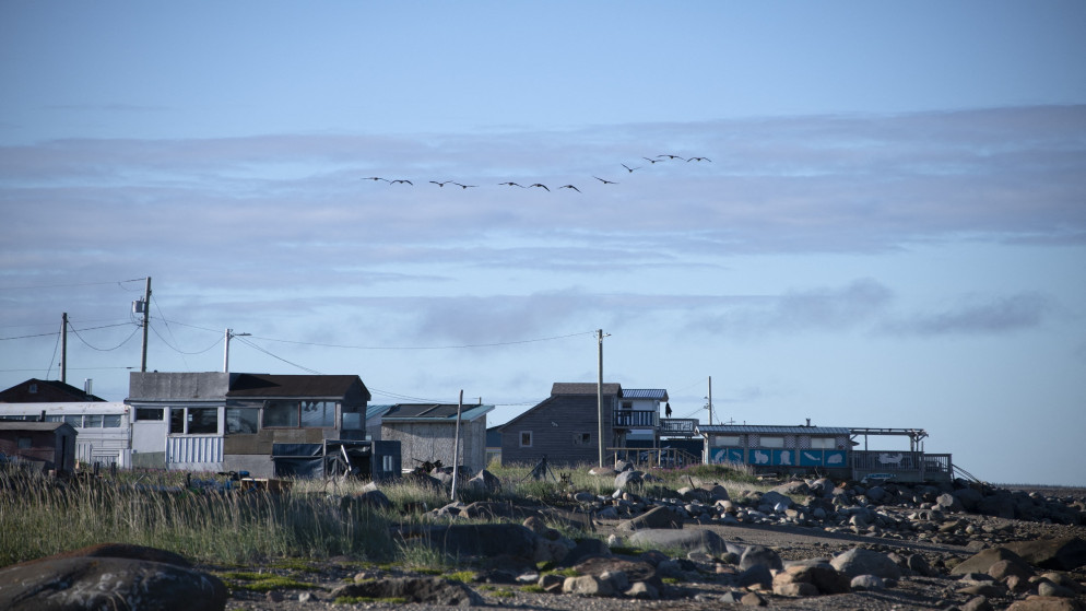 منازل في تشرشل شمالي كندا، حيث إن البلدة صغيرة ومعزولة على حافة خليج هدسون ويكون فيها الاحتباس الحراري أسرع ثلاث مرات من أي مكان آخر في العالم. 04/08/2022. (أوليفييه مورين /أ ف ب)