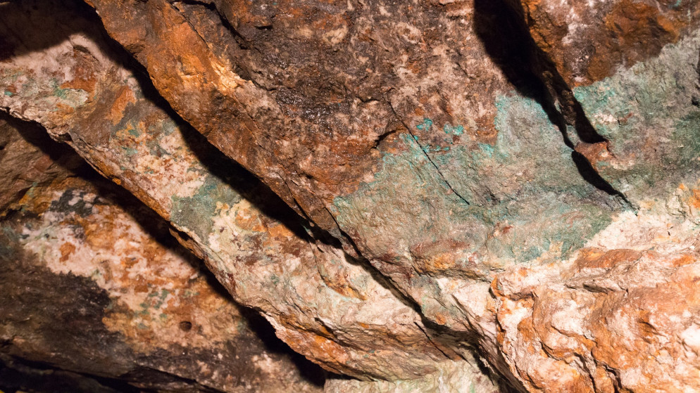 صورة توضيحية لخام معدن النحاس مكتشف على حجارة. (shutterstock)