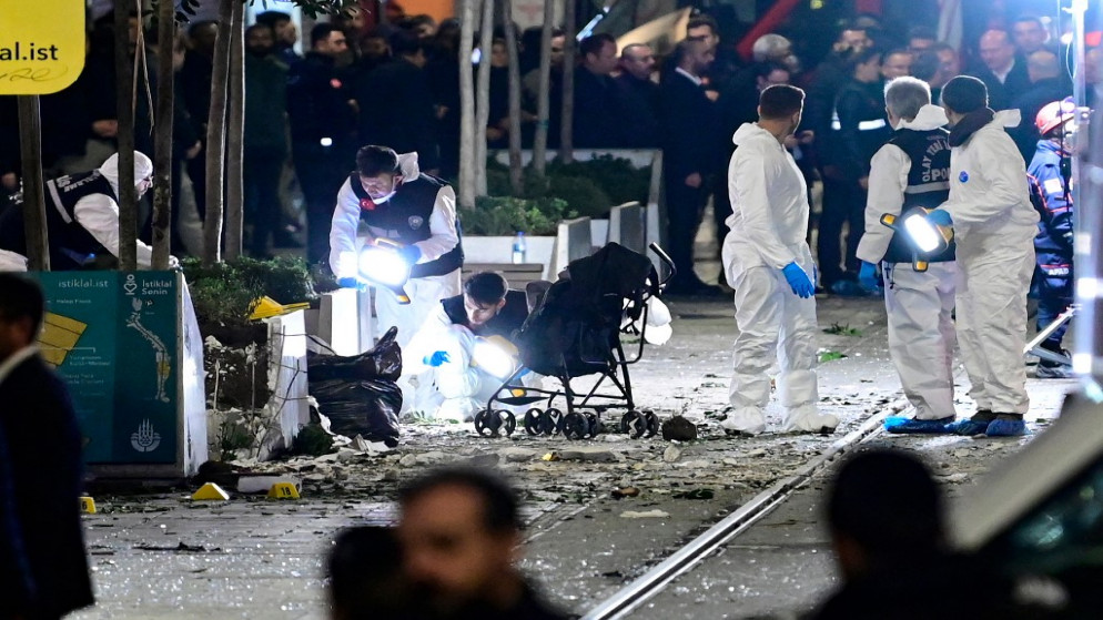 الأجهزة الأمنية التركية وفريق التحقيق في شارع الاستقلال بعد التفجير. (أ ف ب)