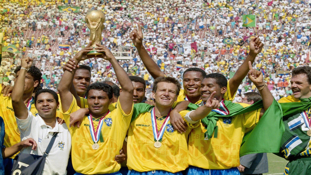 روماريو ورفاقه يرفعون كأس العالم الذي توج به المنتخب البرازيلي في كأس العالم 1994. (فيفا)