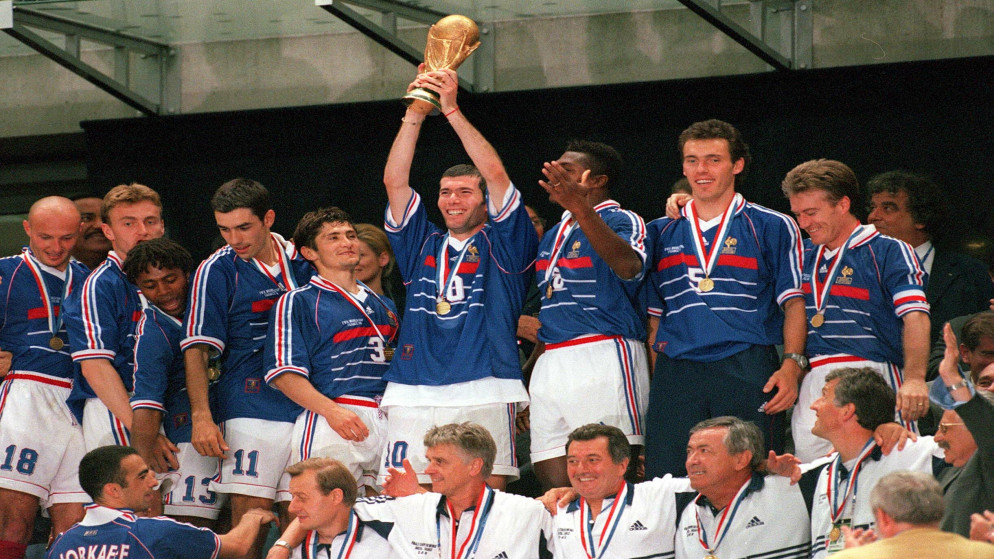 زين الدين زيدان يرفع لقب كأس العالم 1998 بعد فوز منتخب فرنسا باللقب للمرة الأولى. (فيفا)