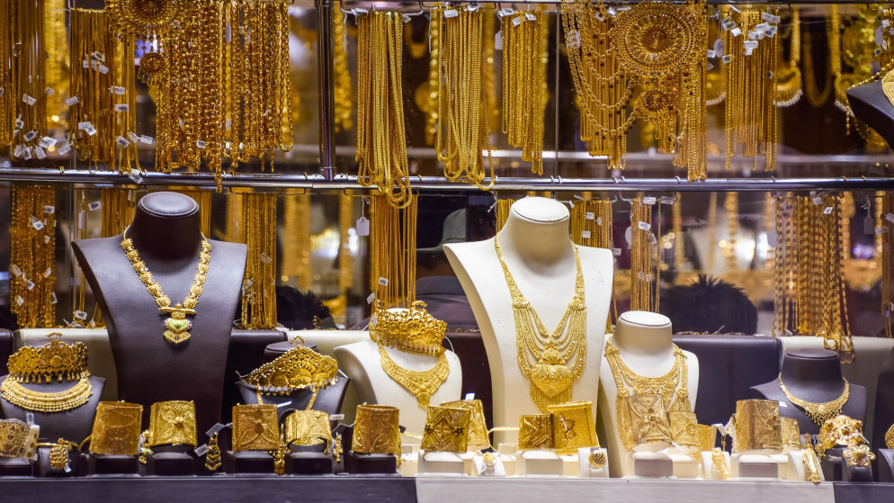 صورة توضيحية لواجهة عرض حلي ومجوهرات في محل ذهب. (shutterstock)