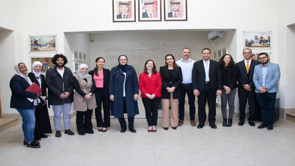 السفيرة البريطانية بردجيت بريند (وسط) خلال إطلاق برنامج للحماية الإنسانية في الأردن في مركز الملكة رانيا للأسرة والطفل بماركا. (السفارة البربطانية في عمّان)