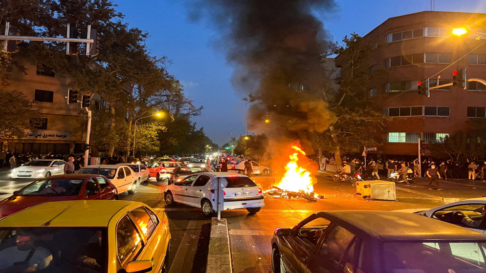 احتجاجات في طهران إثر وفاة الشابة مهسا أميني بعد إلقاء شرطة الأخلاق القبض عليها. (رويترز)