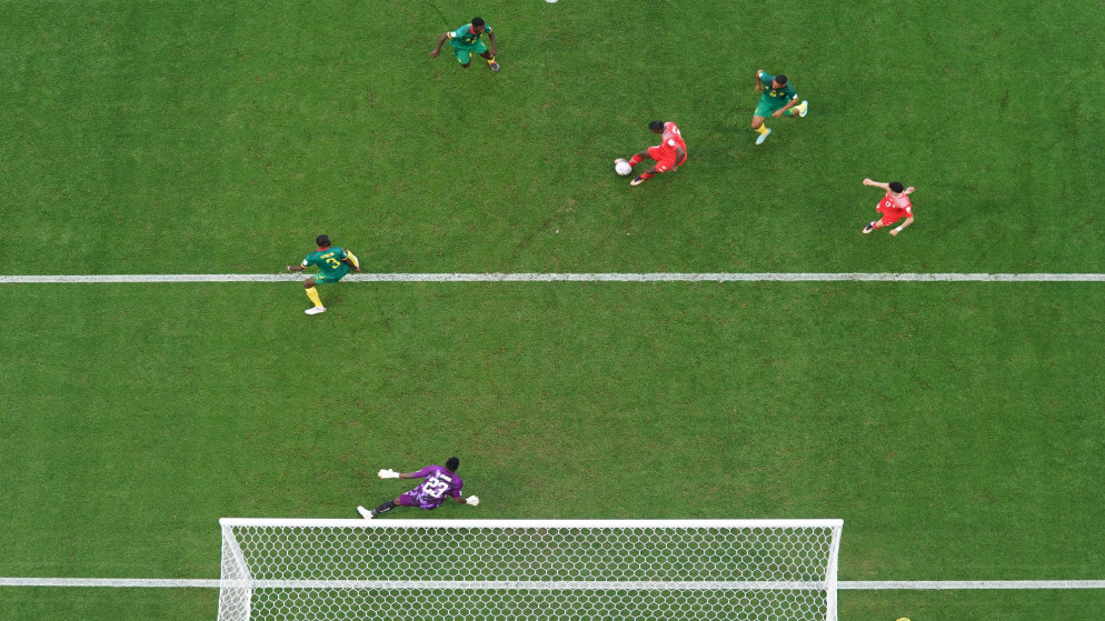 لحظة تسجيل المهاجم السويسري بريل إيمبولو لهدف منتخب بلاده في مرمى الكاميرون في مونديال قطر. (رويترز)