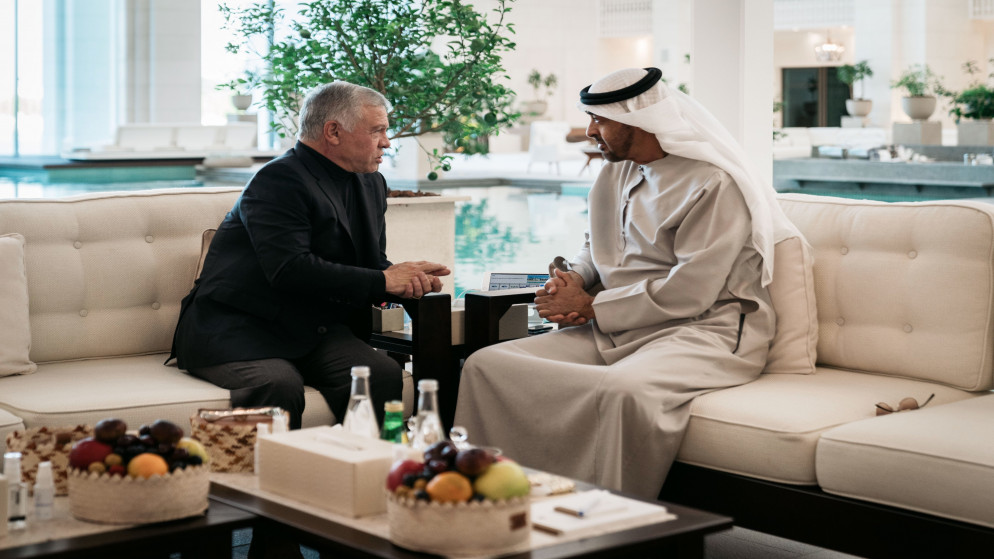 جلالة الملك عبدالله الثاني وسمو الشيخ محمد بن زايد آل نهيان رئيس دولة الإمارات العربية المتحدة خلاء لقاء في أبوظبي. (الديوان الملكي الهاشمي)