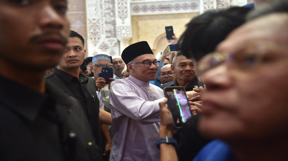 رئيس الوزراء الماليزي أنور إبراهيم يحيي الناس وهو يغادر مسجد بوترا بعد الصلاة في بوتراجايا ، 25 نوفمبر ، 2020.(أ ف ب)