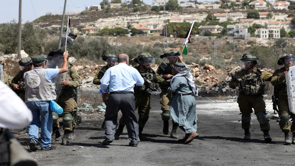 قوات الاحتلال الإسرائيلي تقمع المشاركين في مسيرة ضد الاستيطان في كفر قدوم، 23/09/2022. (وفا)