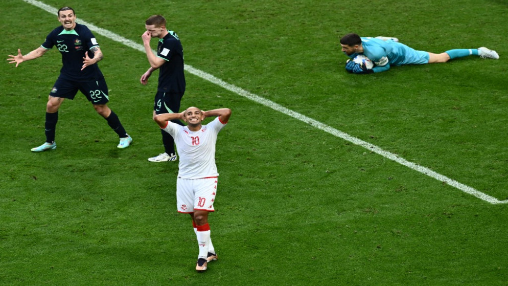 اللاعب التونسي وهبي الخزري يتحسر على إضاعة فرصة أمام المنتخب الأسترالي في كأس العالم 2022 قطر. (أ ف ب)