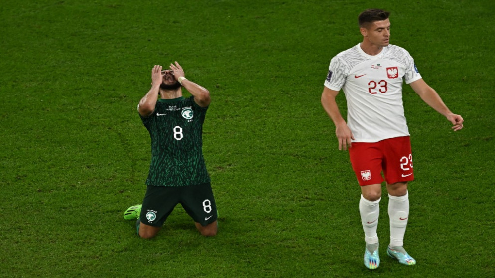 رد لاعب خط الوسط السعودي عبد الإله المالكي على فرصة ضائعة أمام المهاجم البولندي  كرزيستوف بياتيك خلال مباراة قطر 2022 على استاد المدينة التعليمية في الريان غرب الدوحة. 26 تشريت الثاني/نوفمبر 2022. (أ ف ب)