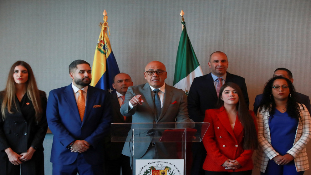 خورخي رودريغيز ، رئيس الجمعية الوطنية الفنزويلية ورئيس فريق التفاوض لنيكولاس مادورو إلى جانب أعضاء من محادثات الحكومة الفنزويلية لوسائل الإعلام ، في مكسيكو سيتي ، المكسيك ، 26 نوفمبر 2022. (رويترز / هنري روميرو)