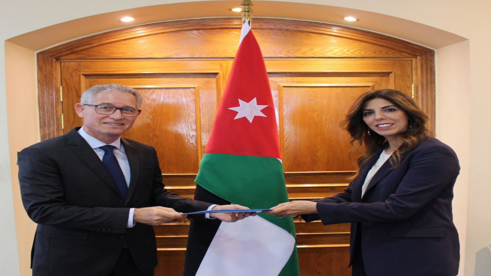 الأمينة العامة لوزارة الخارجية وشؤون المغتربين للشؤون الدبلوماسية والمغتربين، السفيرة لينا الحديد، خلال تسلمها وثيقة اعتماد الممثل المقيم لمنظمة الأمم المتحدة للطفولة لدى المملكة، فيليب لوسيان داومل.(بترا)