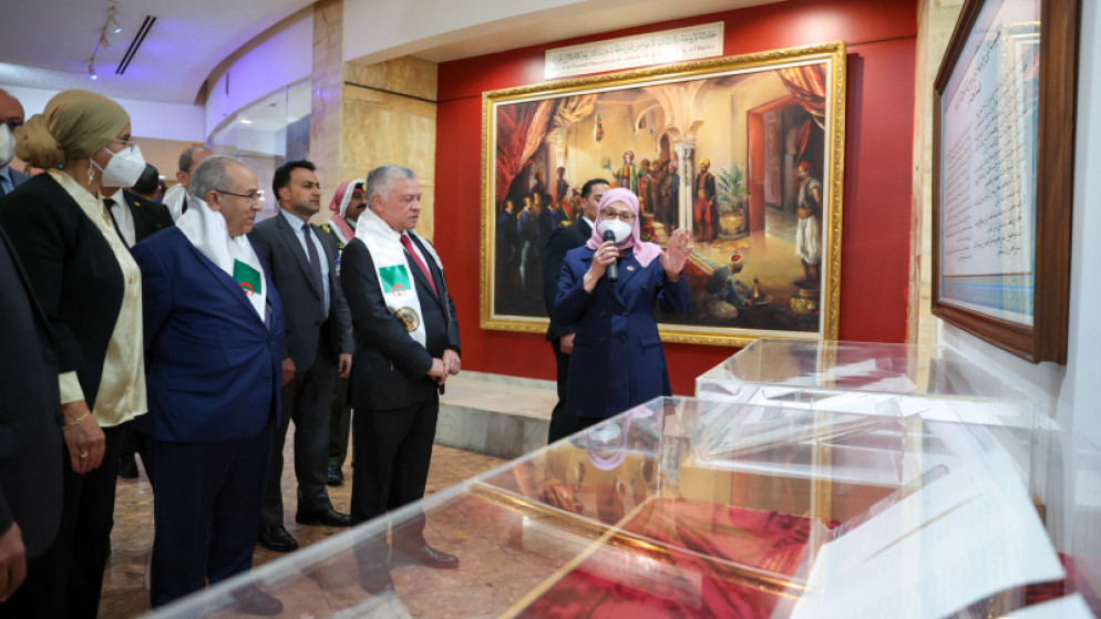 جلالة الملك عبدالله الثاني يزور المتحف الوطني للمجاهد في الجزائر. (الديوان الملكي الهاشمي)