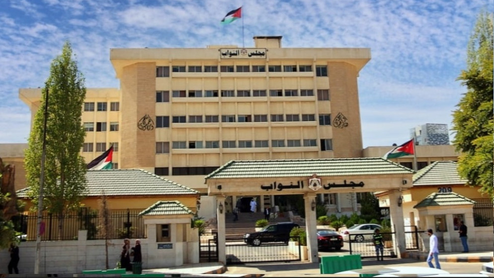 "نواب ينتقدون تعامل الحكومة مع رفع أسعار المشتقات النفطية"