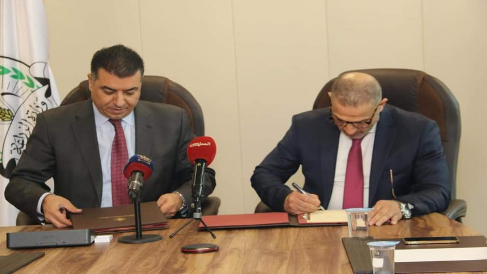وزير الزراعة خالد الحنيفات (يسار) خلال توقيع اتفاقيتين استثماريتين لإنشاء وتشغيل المجمع الصناعي الزراعي في الأغوار الجنوبية. (وزارة الزراعة)