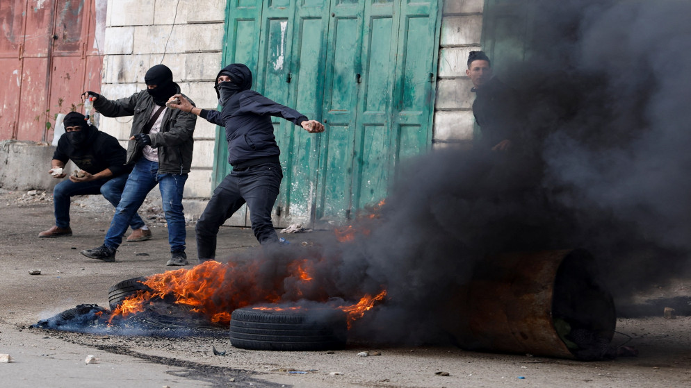 فلسطينيون خلال مواجهات مع قوات الاحتلال الإسرائيلي في الضفة الغربية المحتلة. (رويترز)