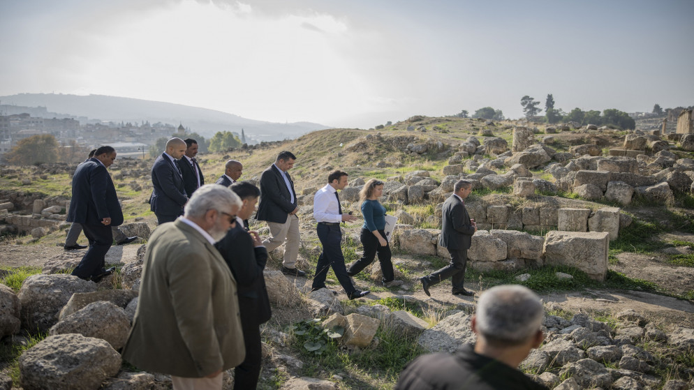 الرئيس الفرنسي، إيمانويل ماكرون يزور مدينة جرش الأثرية. (أف ب) الرئيس الفرنسي، إيمانويل ماكرون يزور مدينة جرش الأثرية. (أف ب)