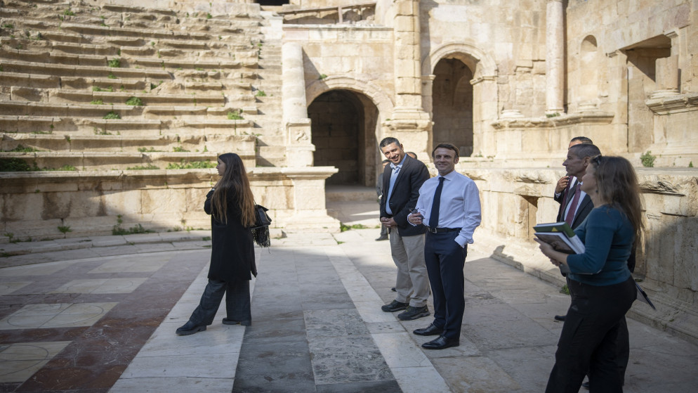 الرئيس الفرنسي، إيمانويل ماكرون يزور مدينة جرش الأثرية. (أف ب) الرئيس الفرنسي، إيمانويل ماكرون يزور مدينة جرش الأثرية. (أف ب)