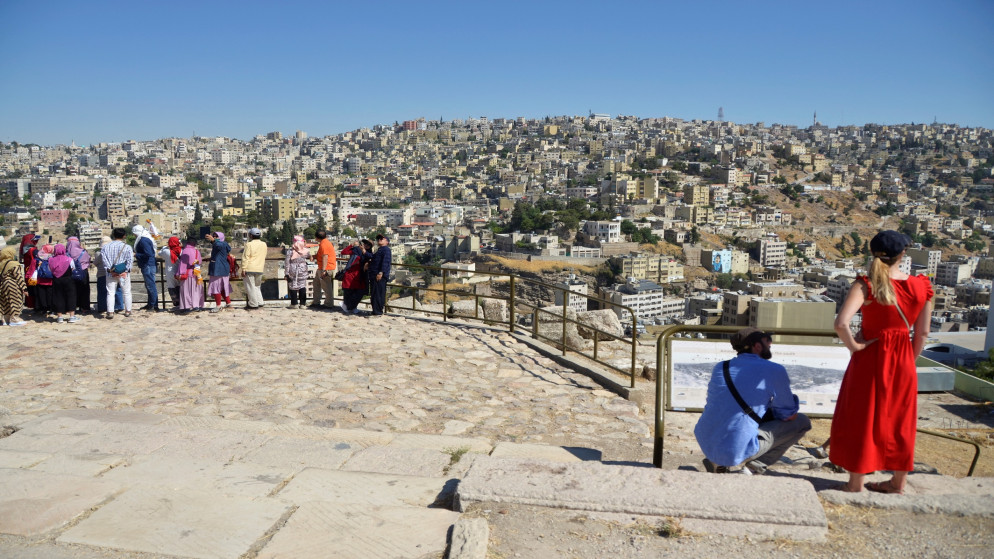 سياح في جبل القلعة في عمان، 21 تموز/يوليو 2022. (رويترز)