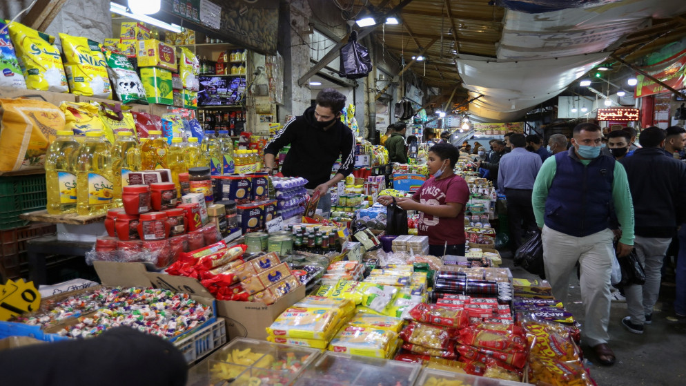 بضائع في سوق السكر في منطقة وسط البلد في عمّان. (رويترز)
