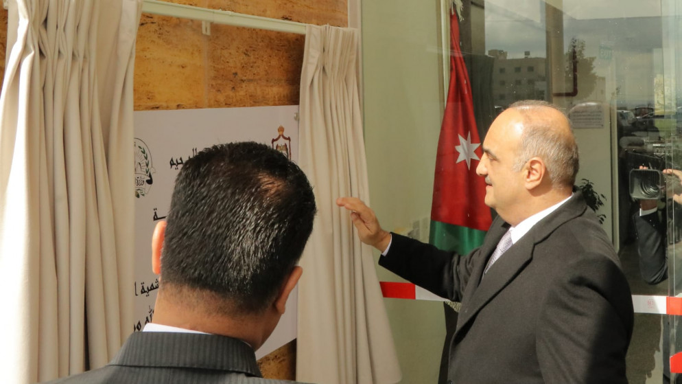 رئيس الوزراء بشر الخصاونة، خلال افتتاحه المبنى الجديد لوزارة الزِّراعة في طبربور. (رئاسة الوزراء)