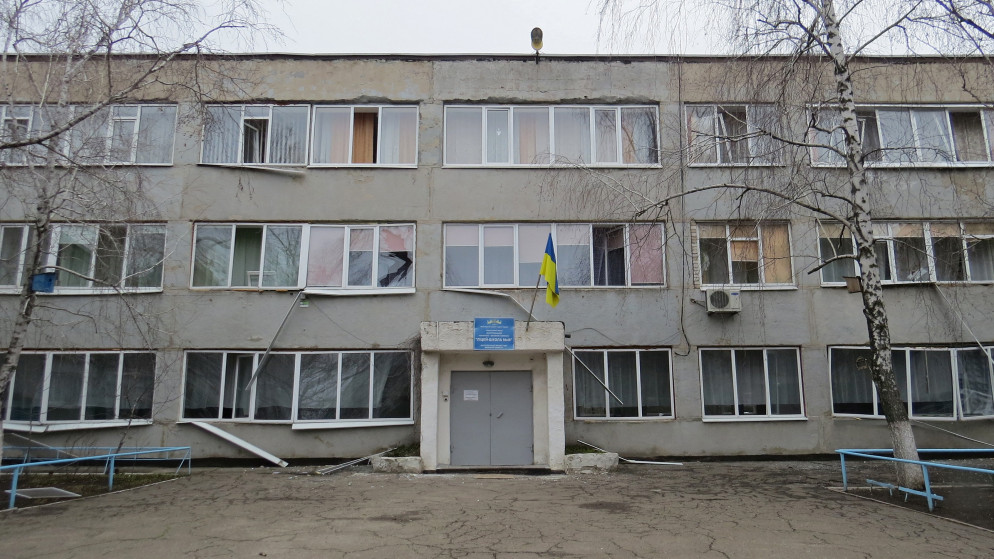 مبنى مدرسة متضرر من جراء القصف على ماريوبول في أوكرانيا، 26 شباط/فبراير 2022. (رويترز)