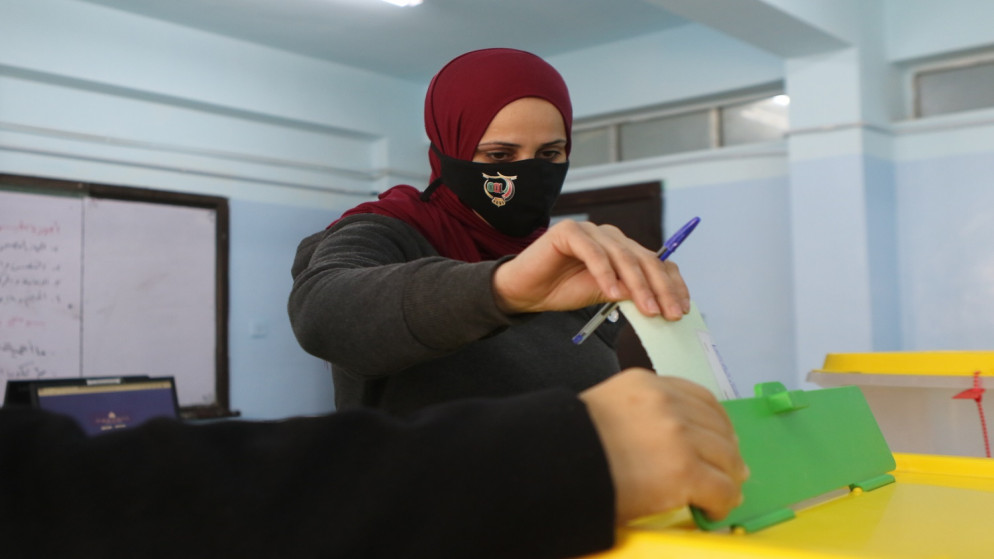 مقترعة تدلي بصوتها في الانتخابات المحلية. (عمرو دجاني/ المملكة)
