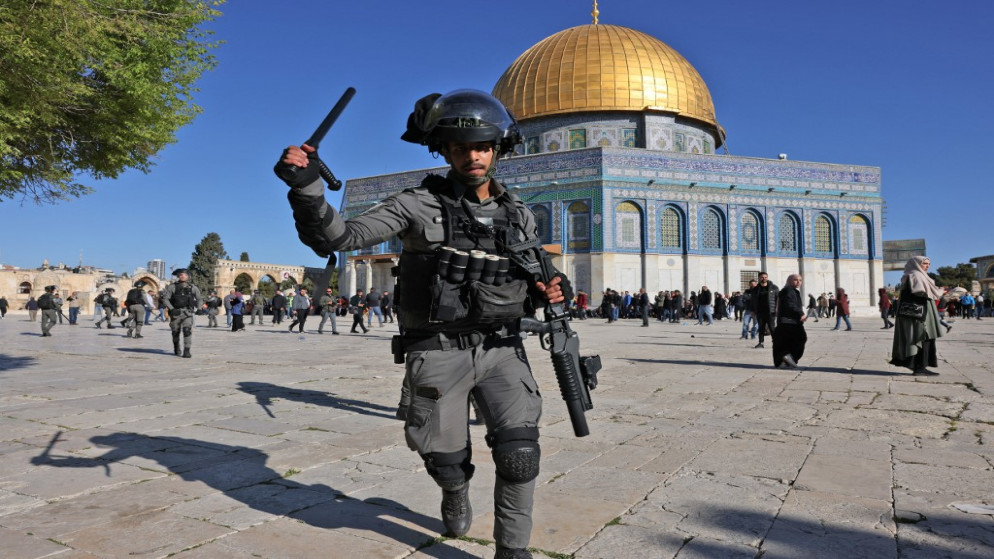 أحد أفراد قوات الاحتلال الإسرائيلي أمام مسجد قبة الصخرة، 15 أبريل/نيسان 2022. (أ ف ب)