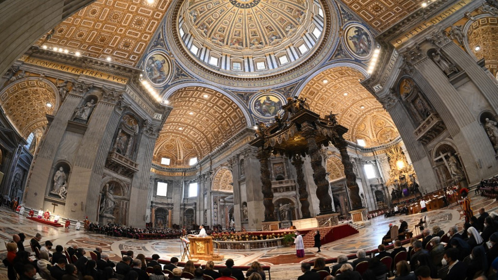 منظر عام لكاتدرائية القديس بطرس في الفاتيكان حيث يترأس البابا فرنسيس قداس أسبوع الآلام يوم الجمعة العظيمة. 15/04/2022. (أندرياس سولارو / أ ف ب)