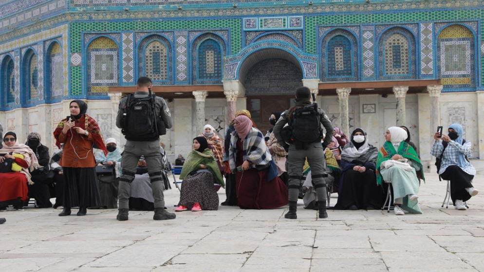 شرطة الاحتلال الإسرائيلية تقتحم المسجد الأقصى وتعتدي على المصلين فيه. 15/04/2022. (وفا)