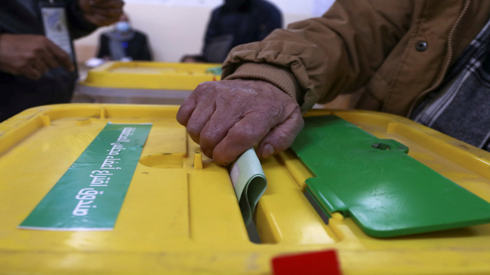 ناخب في عمّان يدلي بصوته في الانتخابات المحلية، 22 آذار/مارس 2022. (رويترز)