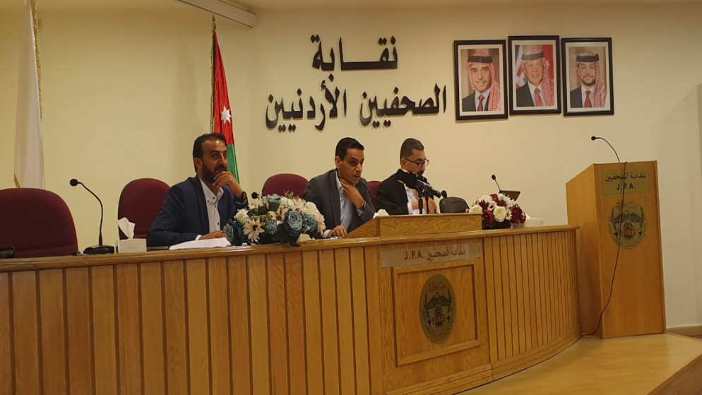 نقيب الصحفيين راكان السعايدة (وسط) خلال الاجتماع 29/4/2022. (المملكة)