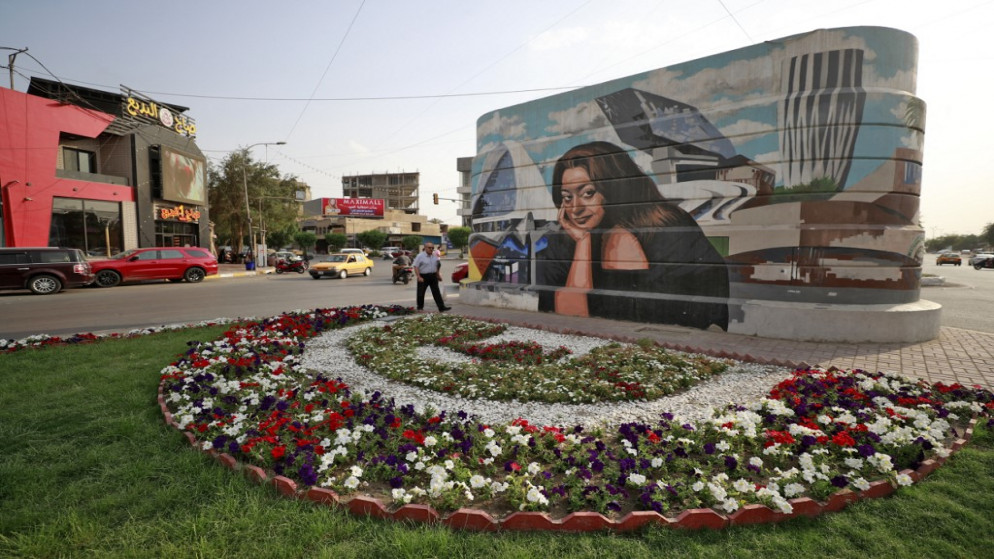 لوحة جدارية للمعمارية العراقية زها حديد رسمتها العراقية وجدان الماجد على جدار خرساني في العاصمة بغداد، 26 نيسان/أبريل 2022. (أ ف ب)