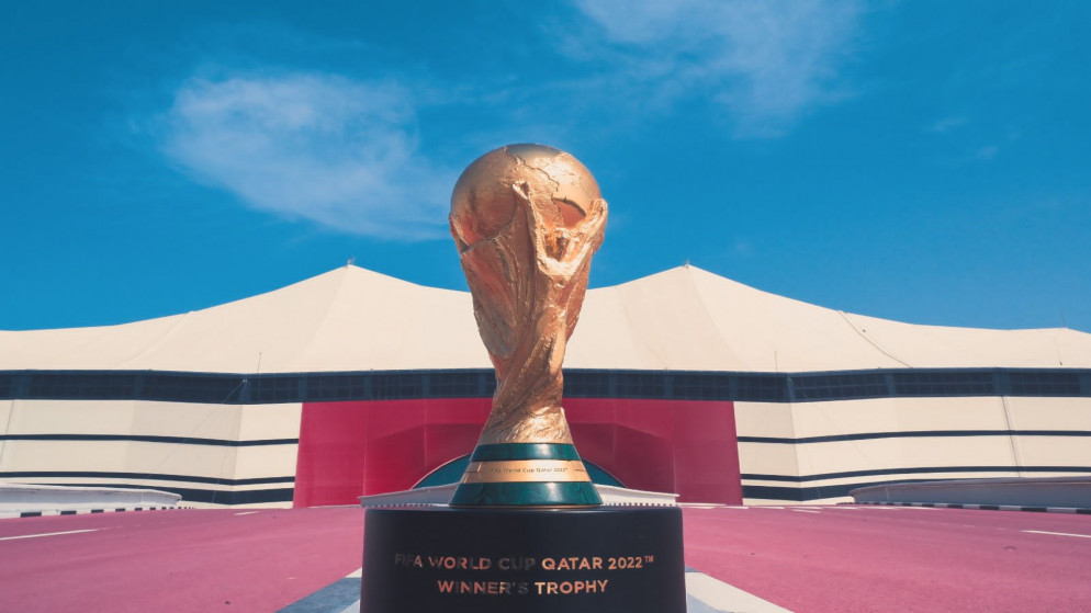 كأس العالم أمام ملعب الخيمة لكرة القدم في قطر. (اللجنة القطرية العليا للمشاريع والإرث)