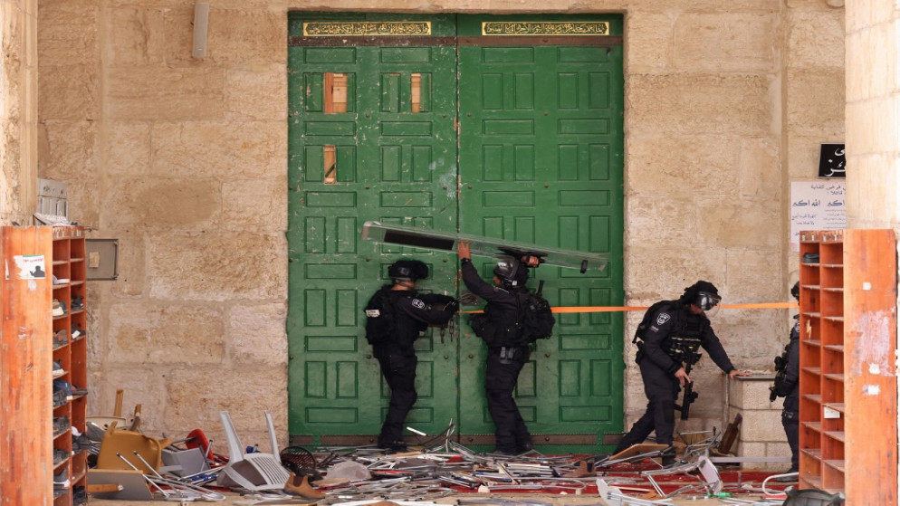 شرطة الاحتلال تغلق باب المسجد القبلي خلال اقتحام المسجد الأقصى، 5 أيار/مايو 2022. (أ ف ب)