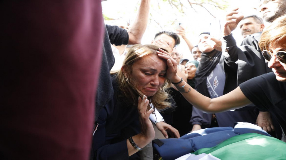 مراسلة قناة الجزيرة جيفارا البديري تبكي خلال وداع الشهيدة الصحفية شيرين أبو عاقلة في وقفة بجنين. 11/05/2022. (عدي دعيبس/ وفا)