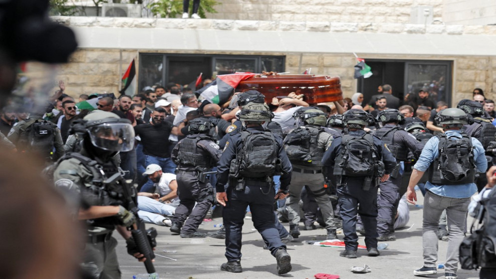 اعتداء شرطة الاحتلال الإسرائيلي على المشيعين في باحة المستشفى الفرنسي في القدس المحتلة. (أ ف ب)