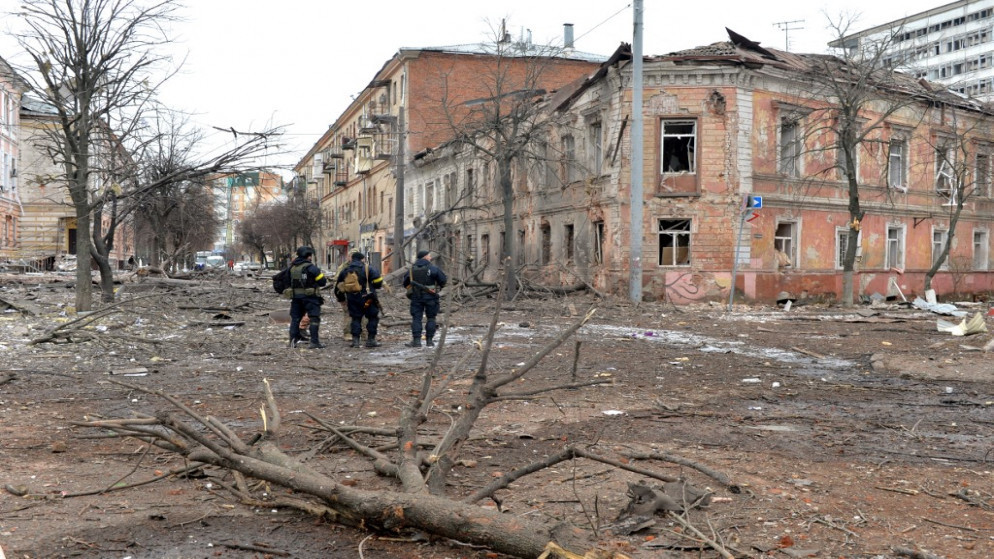 جولة لعناصر من الشرطة الأوكرانية في خاركيف، ثاني كبرى مدن أوكرانيا، بعد تعرضها لقصف روسي. (أ ف ب)
