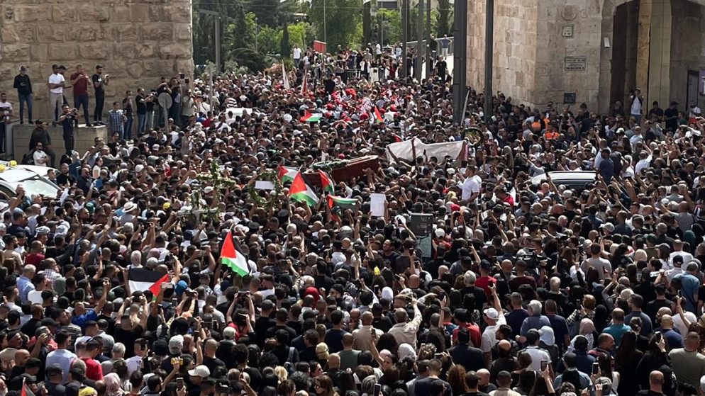 الآلاف يشيعون جثمان الشهيدة الصحفية شيرين أبو عاقلة في القدس المحتلة. (عفيف عميرة/وفا)