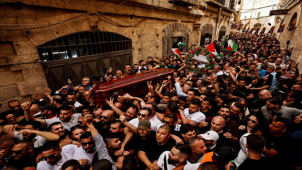 أقارب وأصدقاء يحملون نعش مراسلة الجزيرة شيرين أبو عقله، خلال جنازتها في القدس المحتلة ، 13 مايو 2022. (رويترز)