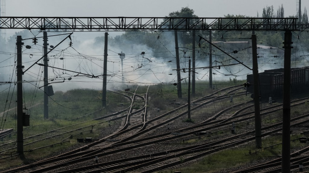 تصاعد الدخان في محطة قطار نوفوزولوتاريفكا في زولوتاريفكا شرقي أوكرانيا .13 مايو 2022.(أ ف ب)