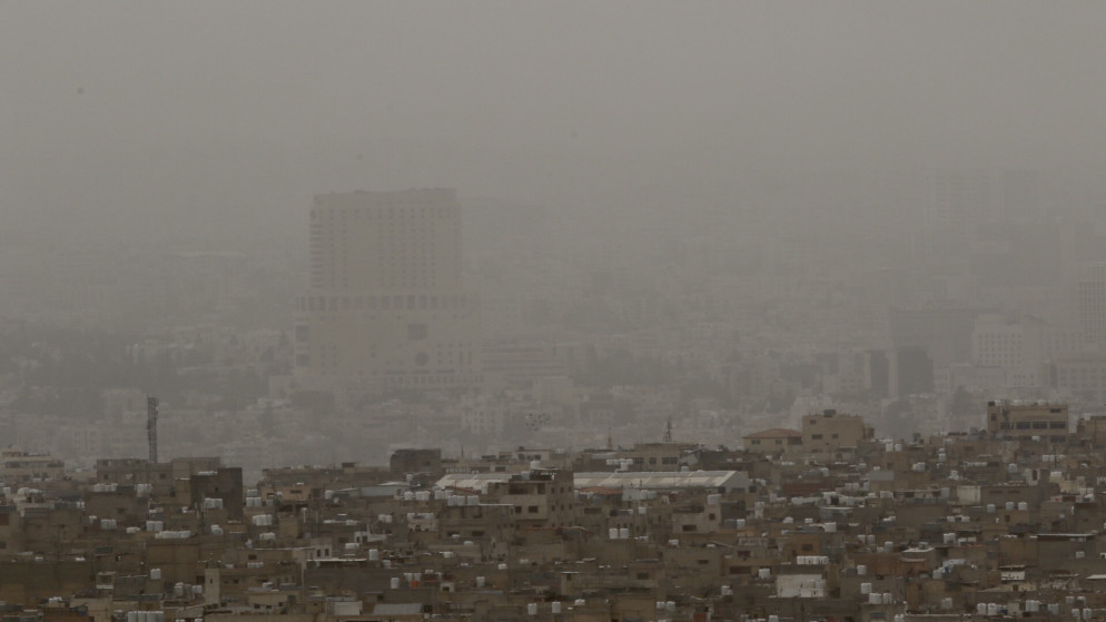 غبار كثيف في العاصمة عمّان. 24/04/2022. (صلاح ملكاوي/ المملكة)