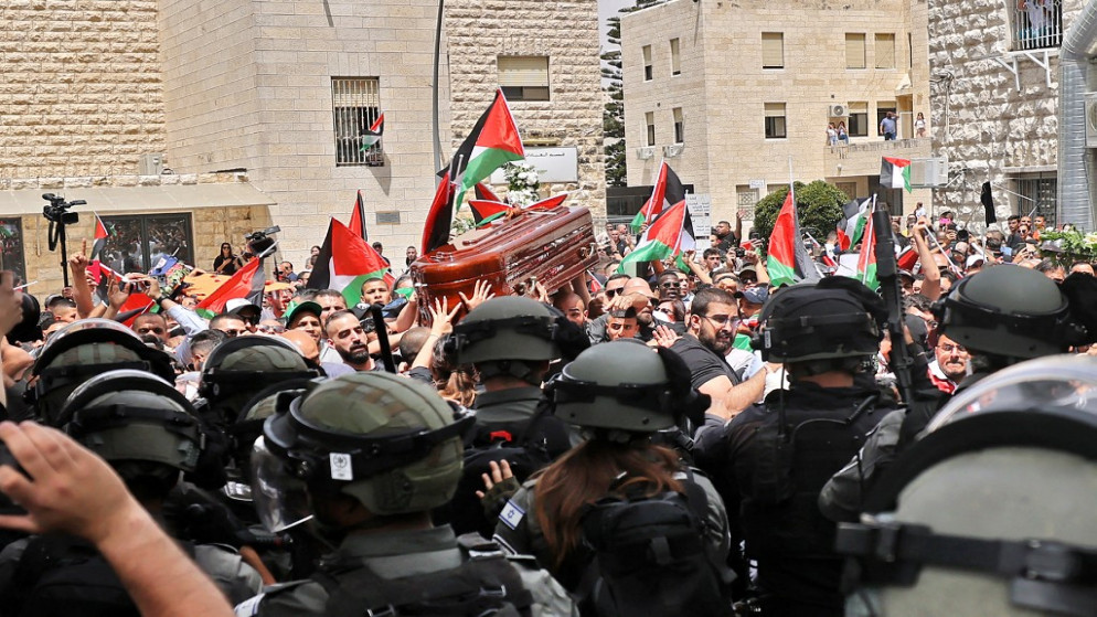 اعتداء إسرائيلي على حملة نعش مراسلة الجزيرة الشهيدة شيرين أبو عاقلة في المستشفى الفرنسي في القدس المحتلة، 13 أيار/ مايو 2022. (رويترز)