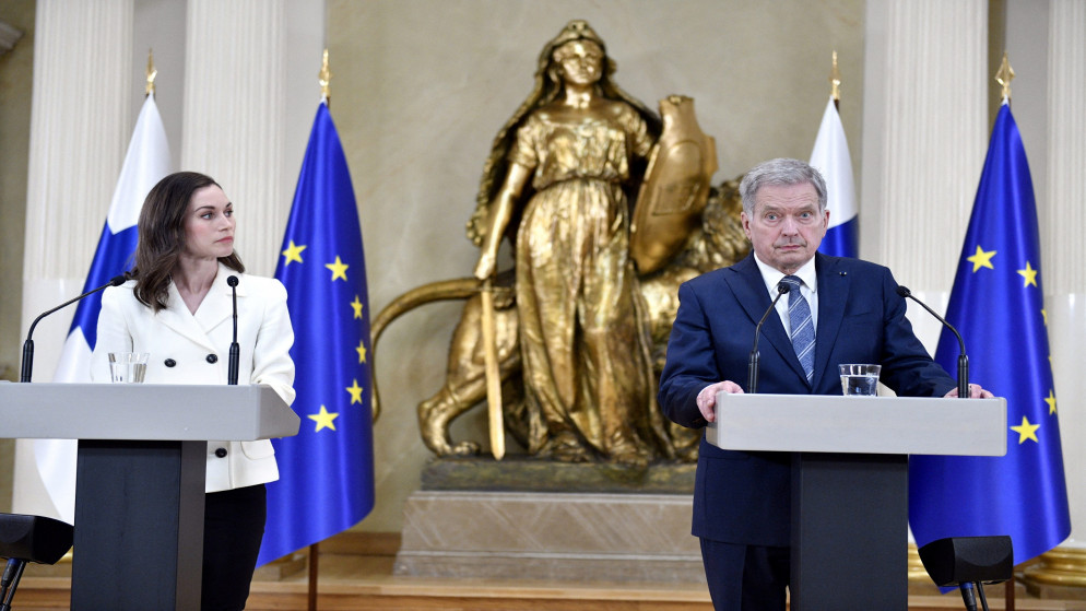 رئيسة الوزراء الفنلندية سانا مارين والرئيس الفنلندي سولي نينيستو يحضرون مؤتمرًا صحفيًا مشتركًا حول قرارات السياسة الأمنية لفنلندا في القصر الرئاسي في هلسنكي، فنلندا ، 15 أيار/مايو 2022 (رويترز)