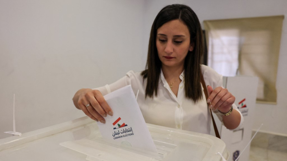 ناخبة تدلي بصوتها في الانتخابات النيابية في مركز اقتراع بالقرب من مدينة جبيل الساحلية اللبنانية، شمال العاصمة بيروت، 15 أيار/مايو / أيار 2022. (أ ف ب)