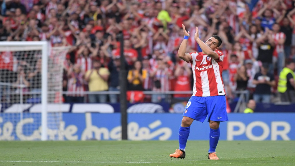 المهاجم المخضرم الأوروغوياني لويس سواريز خلال تصفيقه لجماهير أتلتيكو مدريد في ملعب واندا ميتروبوليتانو. (أ ف ب)