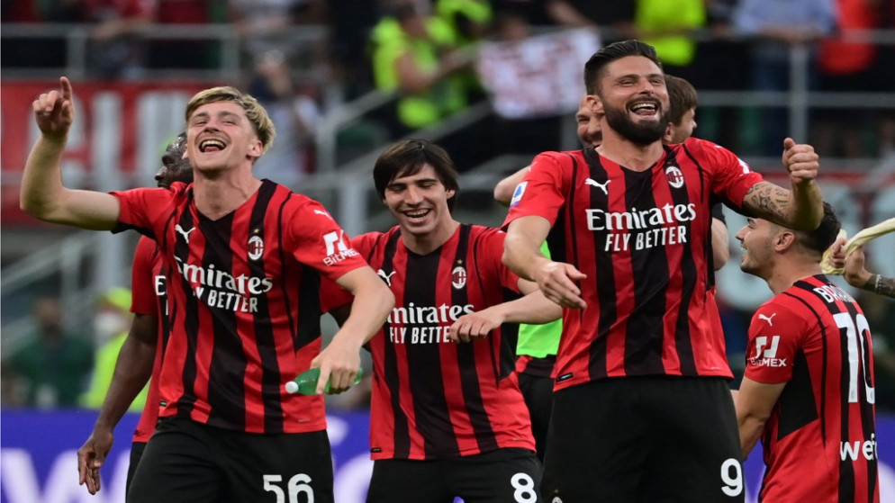 احتفال لاعبي نادي ميلان بفوزهم على أتالانتا في المرحلة السابعة والثلاثين قبل الأخيرة من الدوري الإيطالي. 15 أيار/مايو 2022. (أ ف ب)