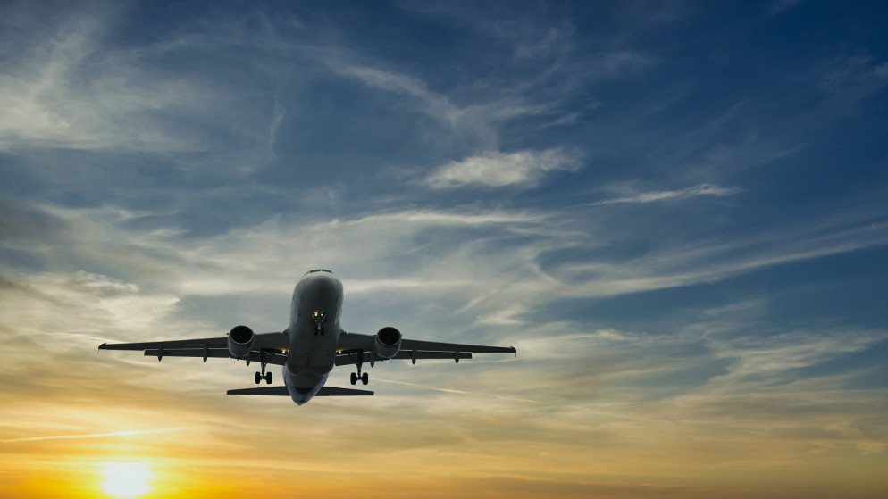 طائرة في السماء. (Shutterstock)