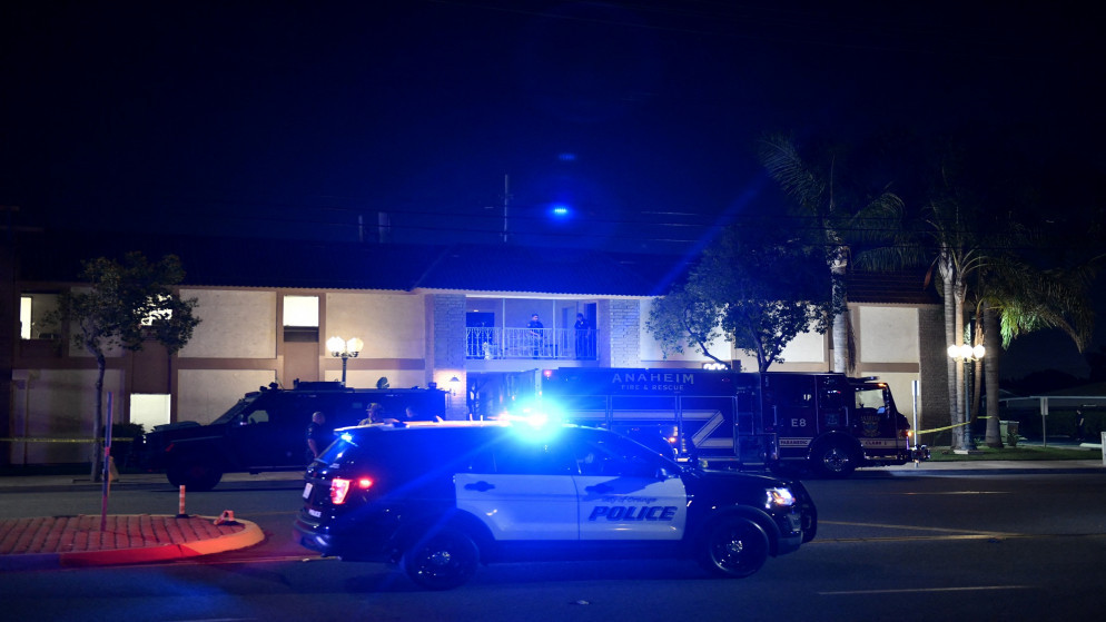 صورة أرشيفية لضباط شرطة يقفون خارج مبنى مكاتب في إطلاق نار في أورانج. كاليفورنيا. 31 مارس 2021. (أ ف ب)